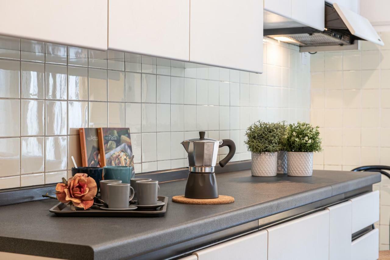 Joivy Sophisticated 3-Bed Flat With Desk Milan Exterior photo