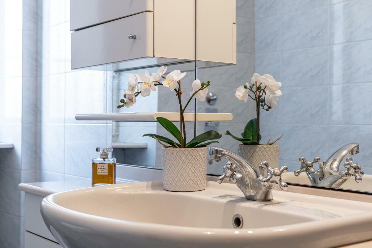Joivy Sophisticated 3-Bed Flat With Desk Milan Exterior photo